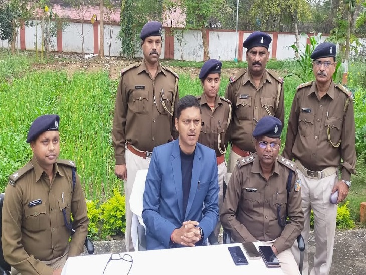 मानव तस्कर की गिरफ्तारी के बारे जानकारी देते एसपी संजीव कुमार। - Dainik Bhaskar