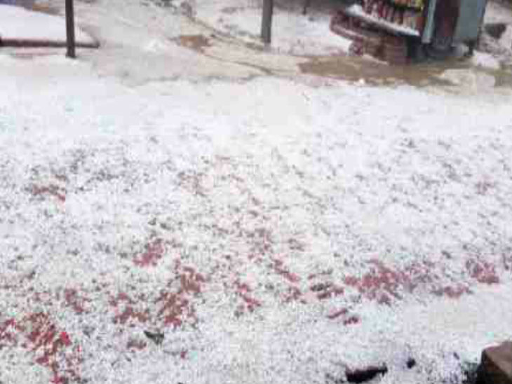 बारिश के दौरान सीतापुर में ओलावृष्टि हुई है। - Dainik Bhaskar