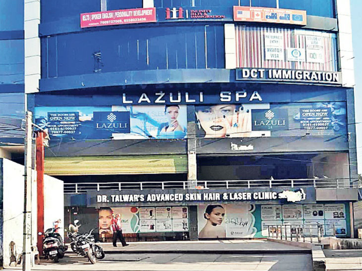 इसी स्पा में जिस्मफरोशी का काम करने का आरोप। - Dainik Bhaskar