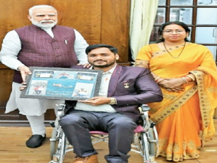 मोदी से मिलकर आए सतेंद्र (बीच में) ने कहा- जुलाई में नार्थ चैनल पार करने के लिए मिला हौसला। - Dainik Bhaskar