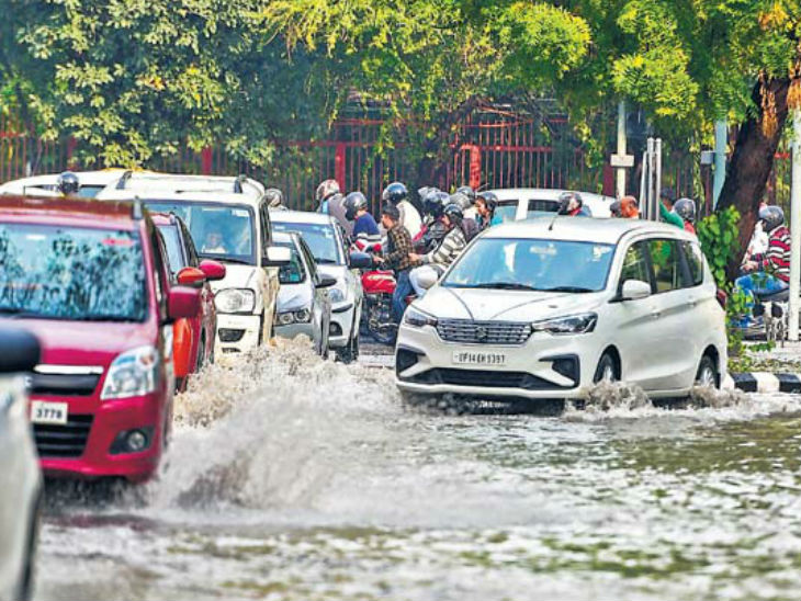 दिल्ली हाई कोर्ट के पास जलभराव की वजह से लगा जाम। - Dainik Bhaskar