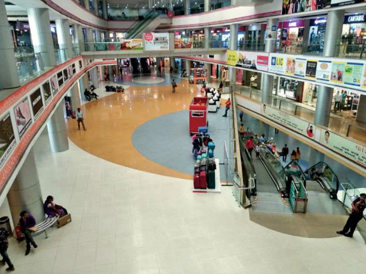 पंडरी इलाके का एक मॉल। - Dainik Bhaskar