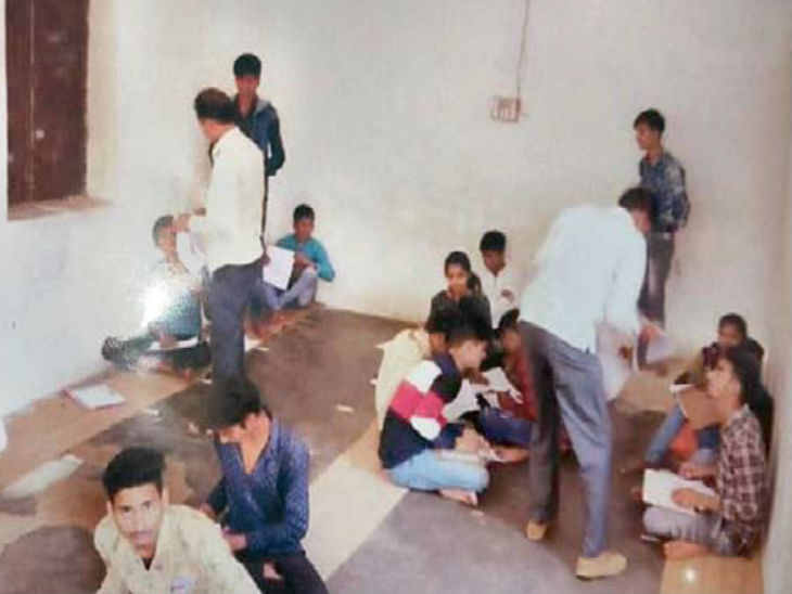 बड़ेरा सोपान में सामूहिक नकल कराते शिक्षक। - Dainik Bhaskar