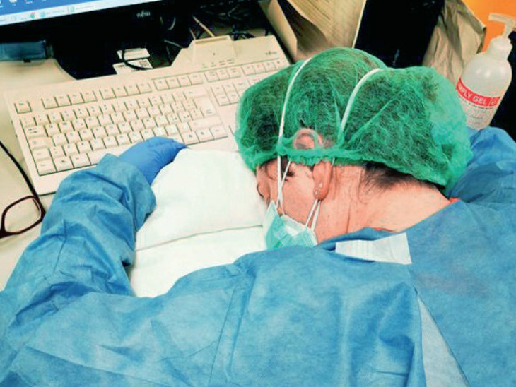 इटली : 15-15 घंटों तक लगातार काम कर रहे हैं डॉक्टर। - Dainik Bhaskar