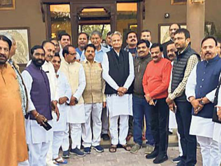 शनिवार को मध्य प्रदेश के कांग्रेस विधायकों के साथ राजस्थान के मुख्यमंत्री अशोक गहलोत। - Dainik Bhaskar