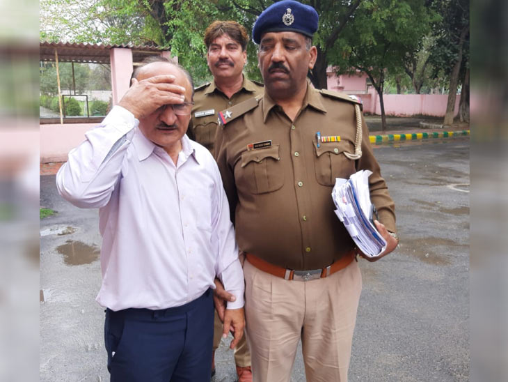 पुलिस गिरफ्त में आरोपी डॉक्टर जसवंत सिंह। - Dainik Bhaskar