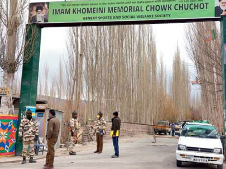 लेह: कुशहाट गोंगमा गांव की सीमा पर पहरा देते सुरक्षाकर्मी। - Dainik Bhaskar