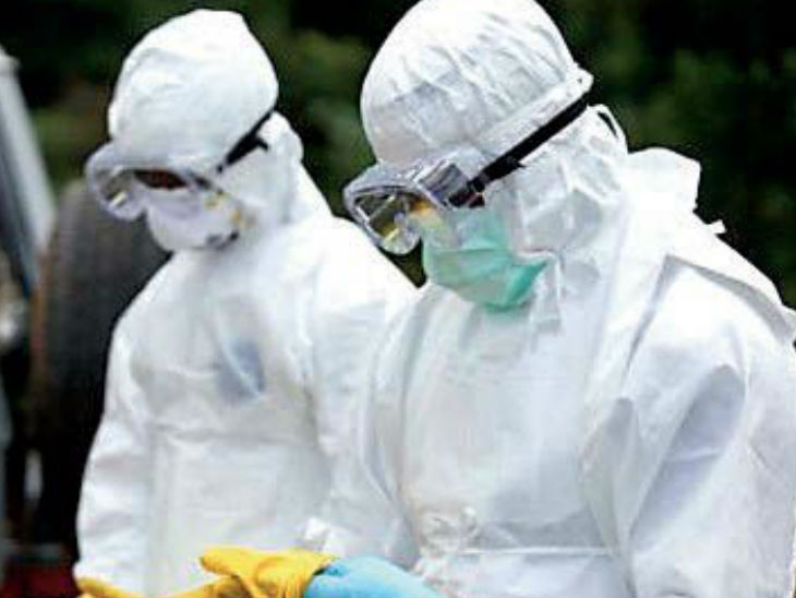 डॉक्टर को मरीज के वार्ड में रहने के दौरान पीपीई पहने रखना पड़ता है- फाइल फोटो।