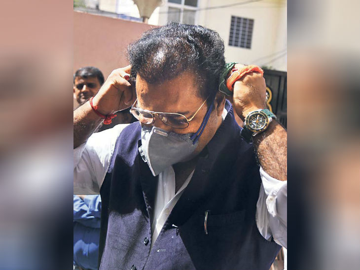 परिवहन मंत्री प्रताप सिंह खाचरियावास मास्क पहनकर जनता से मिलते हुए। - Dainik Bhaskar