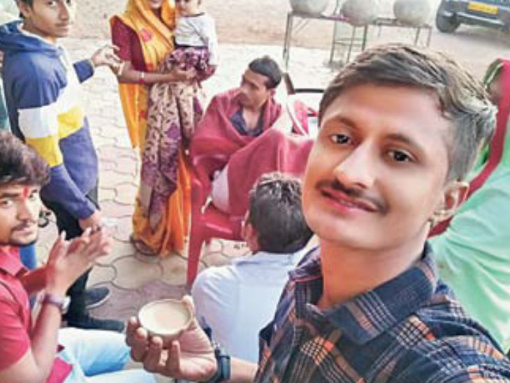 पचपदरा स्थित होटल पर चाय के साथ सेल्फी लेते परिजन। - Dainik Bhaskar