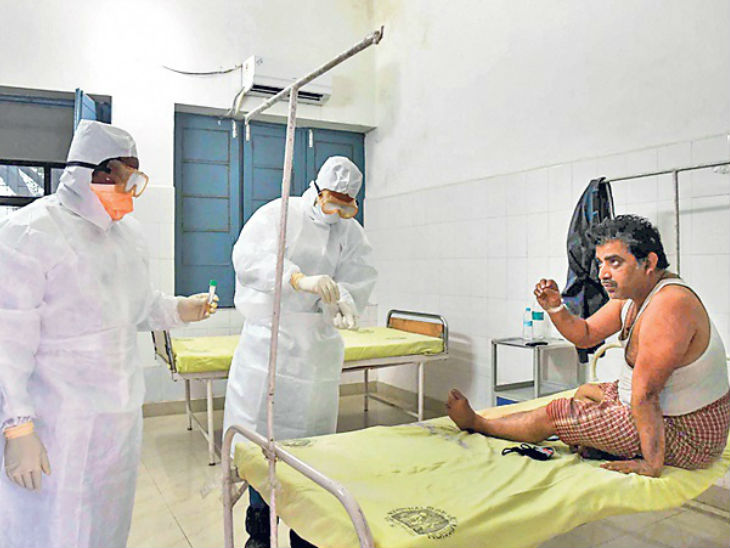 पीएमसीएच में संदिग्ध का सैंपल लेते डॉक्टर। यहां शनिवार को 4 संदिग्ध भर्ती कराए गए। - Dainik Bhaskar