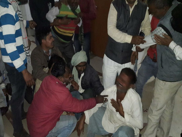 हादसे के बाद रोते बिलखते परिजन। - Dainik Bhaskar