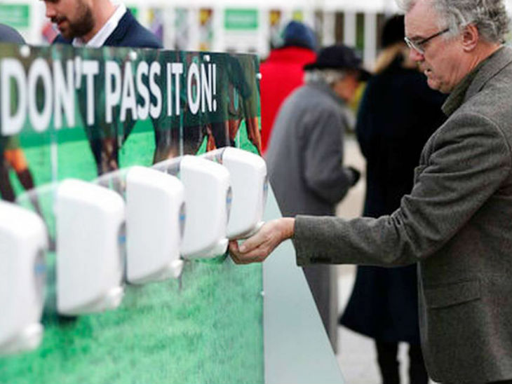 इवेंट के दौरान सेनिटाइजर और मास्क की व्यवस्था थी