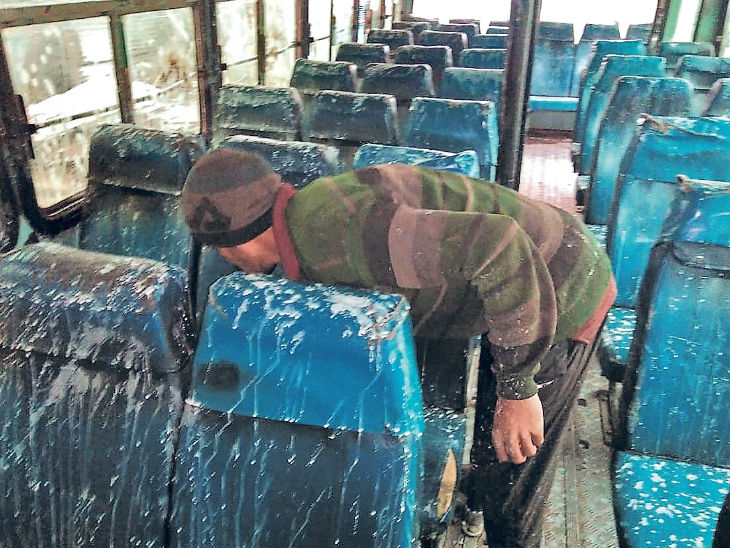 हरियाणा रोडवेज की बसों को सैनिटाइज करते कर्मचारी। - Dainik Bhaskar