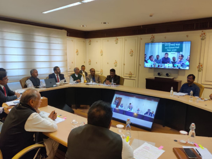 वीडियो कॉन्फ्रेंस के जरिए बात करते गहलोत। - Dainik Bhaskar