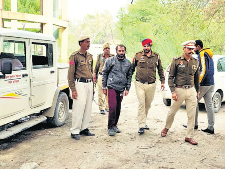 पुलिस की गिरफ्त में आरोपी टीचर। - Dainik Bhaskar