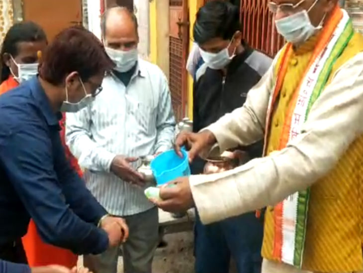मंदिर पहुंचे भक्तो को मास्क दिए गए और सेनेटाइजर से हाथ धुलवाए गए - Dainik Bhaskar