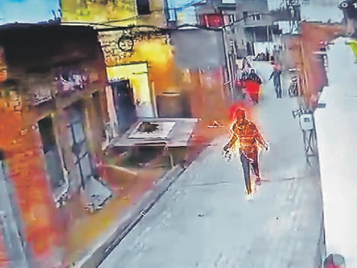 आग की लपटों में घिरा युवक। - Dainik Bhaskar