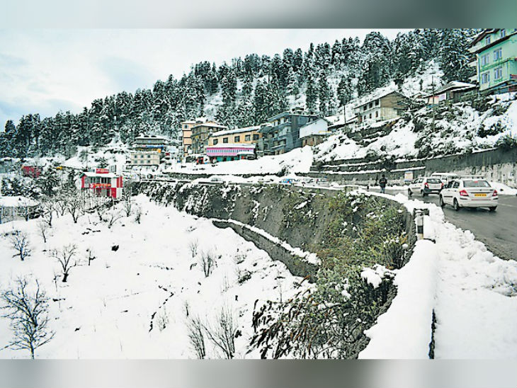 बर्फबारी की यह तस्वीर तस्वीर कुफरी की है। - Dainik Bhaskar