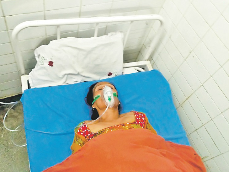 फाजिल्का में घायल महिला का उपचार कराया जा रहा है। - Dainik Bhaskar