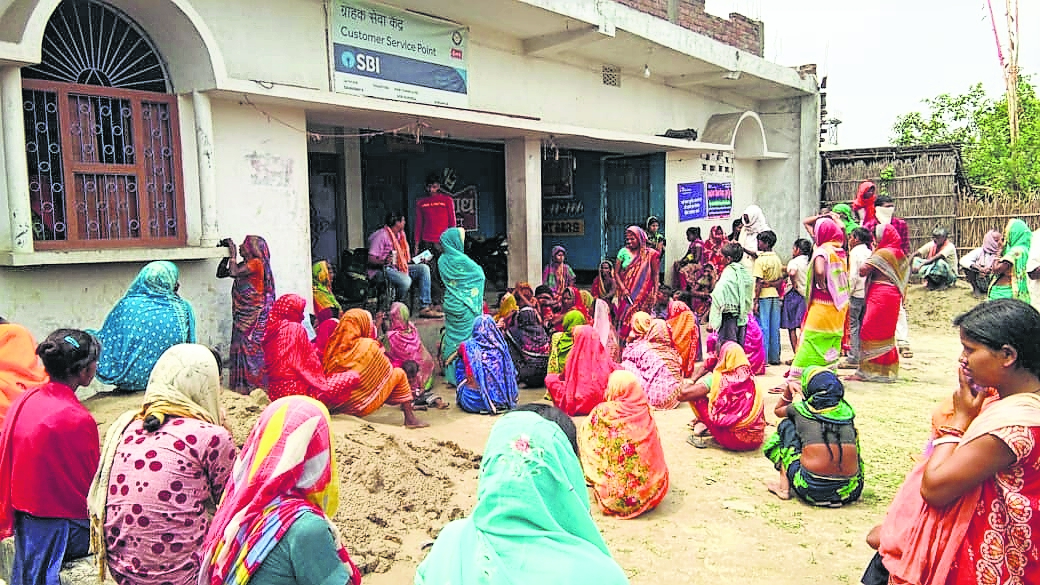 Rahimpur SBI's CSP crowd in Rahimpur Madhya Panchayat | मांग: रहीमपुर मध्य ...