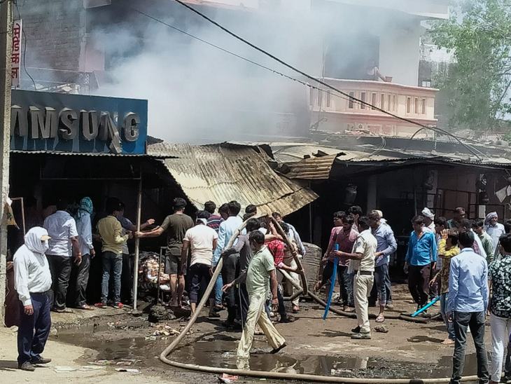 Khandwa News In Hindi : Fire In Indore Khandwa Update | Fire Accident Today In Madhya Pradesh Village Desh Near Indore Ichapur Highway, fire tenders were rushed to the spot | इंदौर-इच्छापुर हाईवे पर भीषण आगजनी में 5 दुकानें जलकर खाक, 10 फायर ब्रिगेड की मदद से आग पर पाया काबू
