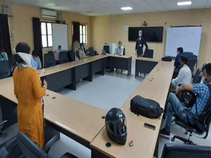 आगरा में अब प्रशासन ने निजी अस्पतालों के स्टॉफ को भी ट्रेनिंग देने की कवायद शुरू कर दी है। इसकी निगरानी खुद जिले के सीएमओ कर रह हैं। इन लोगों को ट्रेनिंग के पाश्चात आइसोलेशन वार्ड में काम कर रहे चिकित्सकों के सहयोग के लिए लगाया जाएगा।