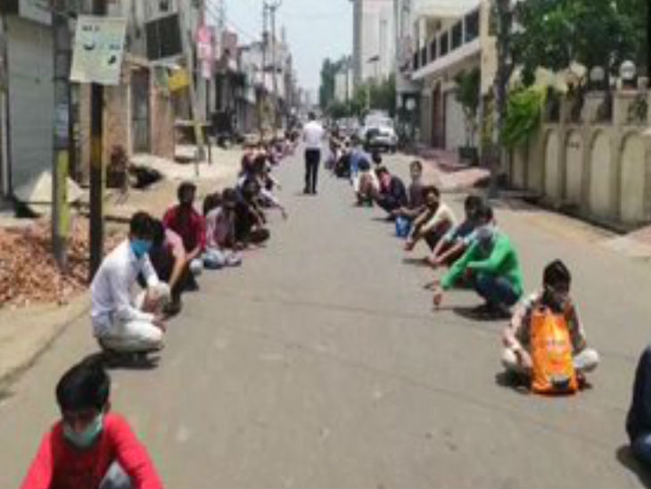 मुदराबाद में घर जाने की मांग लेकर सड़क पर उतरे मजूदर सड़क के किनारों पर ही बैठ गए। अधिकारी उन्हें लगातार समझाने की कोशिश कर रहे हैं।