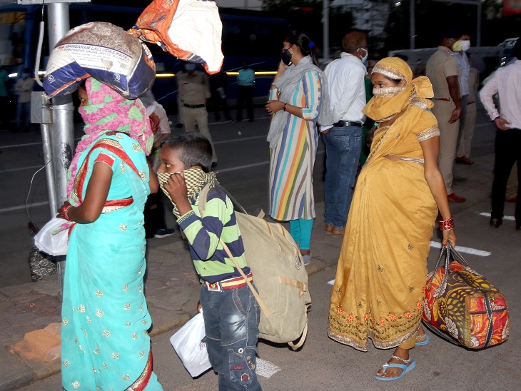 तस्वीर रायपुर रेलवे स्टेशन की है, इस तरह से श्रमिकों का आना जारी, एक गर्भवति महिला भी इस दौरान घर वापसी के लिए संघर्ष का सफर करती दिखी।