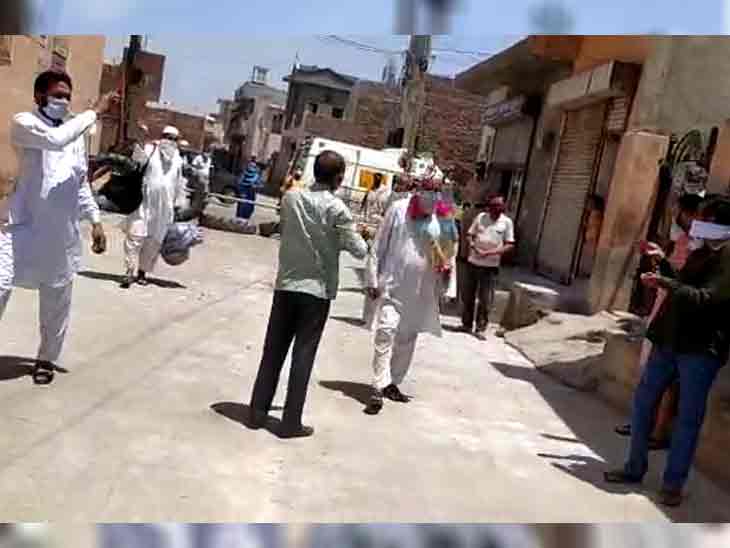 Sirsa (Haryana) Coronavirus Updates; People Welcoming Elderly After Who Returns From Punjab Jamaat | जमात में पंजाब गया बुजुर्ग जब मोहल्ले में लौटा, तो लोगों ने मजहबी दीवारें गिरा फूल बरसाकर किया स्वागत