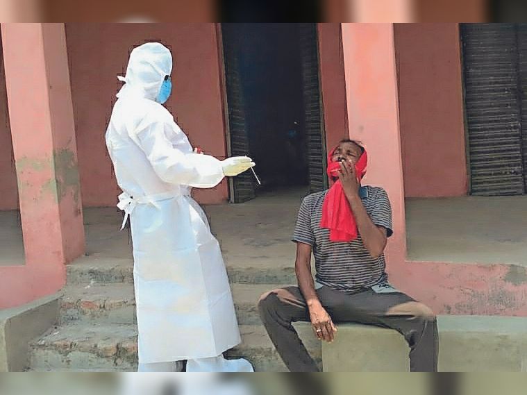 सैंपल लेते लैब टेक्नीशियन।