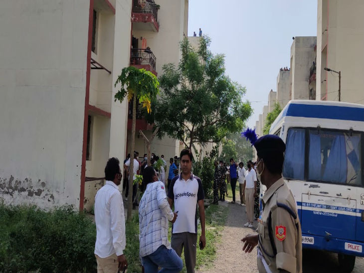 हत्या और खुदकुशी कीसूचना पाकर काफी लोग घटनास्थल पर एकत्र हो गए। इस दौरान पुलिस ने सभी शवों को एंबुलेंस की मदद से पोस्टमार्टम के लिए भिजवाया।