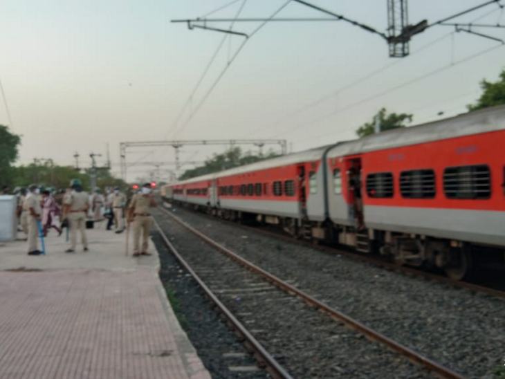 Khandwa News In Hindi : Nitish Kumar | Khandwa Railway Station Update, Shramik Special Trains News; Migrant Workers Raised Slogans Against Bihar CM Nitish Kumar | श्रमिकाें का गुस्सा और दर्द एक साथ छलका, 24 घंटे से भूखे-प्यासे ट्रेन में बैठे श्रमिक बोले – कोरोना से बाद में, इस व्यवस्था से पहले मर जाएंगे
