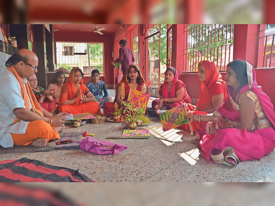 चांदमारी स्थित दुर्गा मंदिर में वट सावित्री व्रत की कथा सुनती महिलाएं।