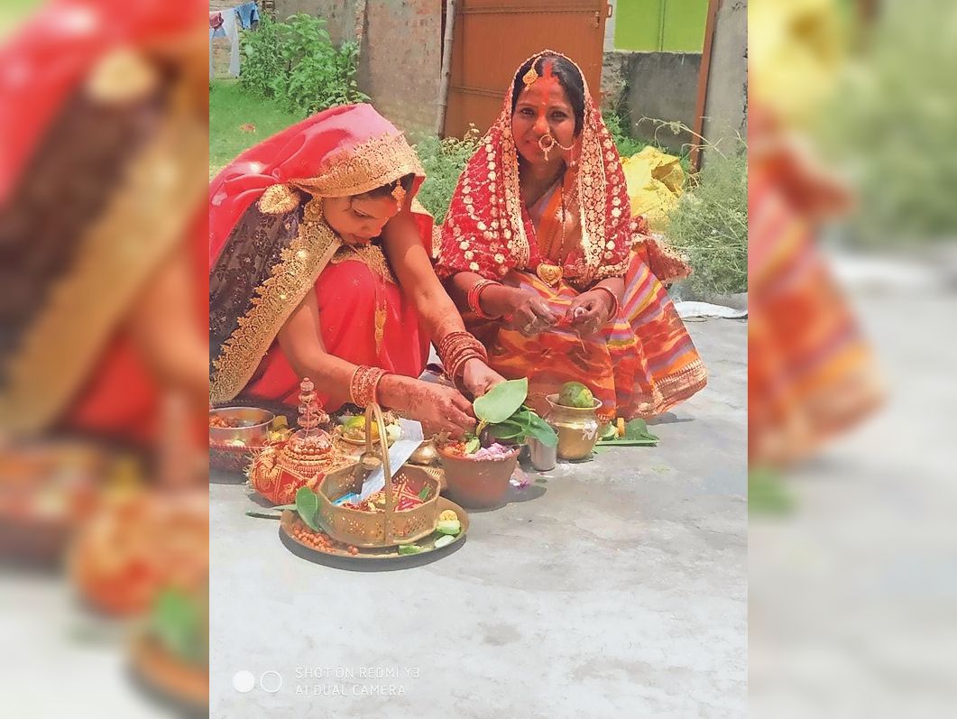 लहेरियागंज में पूजा-अर्चना करतीं सुहागिन।