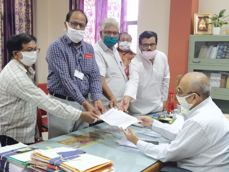 संयुक्त मोर्चा के प्रतिनिधियों ने श्रम विभाग के अतिरिक्त आयुक्त को प्रधानमंत्री के नाम का ज्ञापन भी सैांपा।