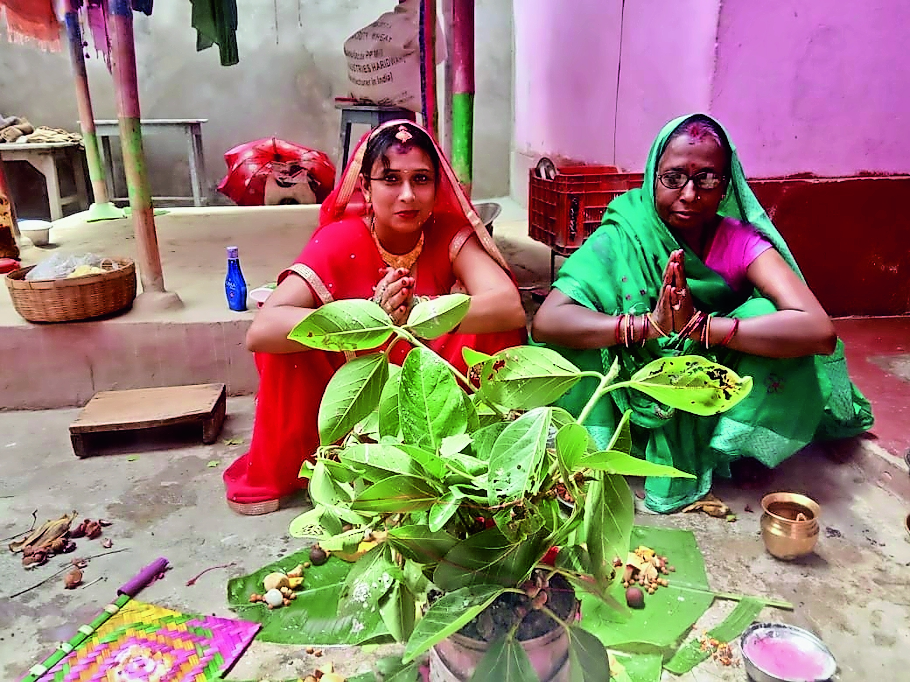 घर पर वट सावित्री की पूजा करतीं महिलाएं।