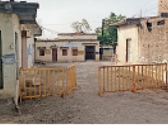 बहादुरपुर में कंटेनमेंट एरिया घाेषित कर बंद किया रास्ता।