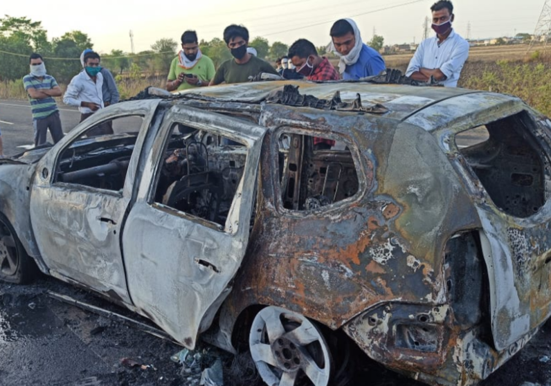 A fire in a moving duster car, caused a blaze | चलती डस्टर कार में लगी आग, देखते ही देखते हो गई खाक
