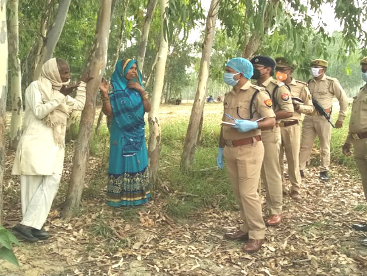 हत्याकांड के बाद परिजनों से पूछताछ करती पुलिस।