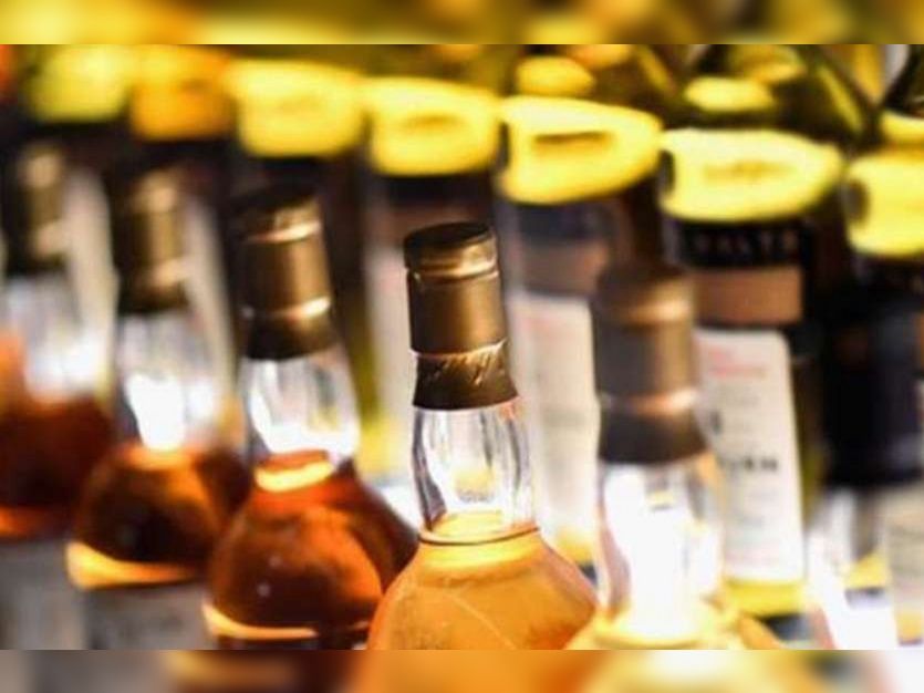 Indore Coronavirus Lockdown 4.0 Today Latest News Updates; Liquor Smuggling In Indore Outside District | देर रात दूध की टंकी में शराब लेकर जा रहा था, पुलिस ने रोका तो निलकी 200