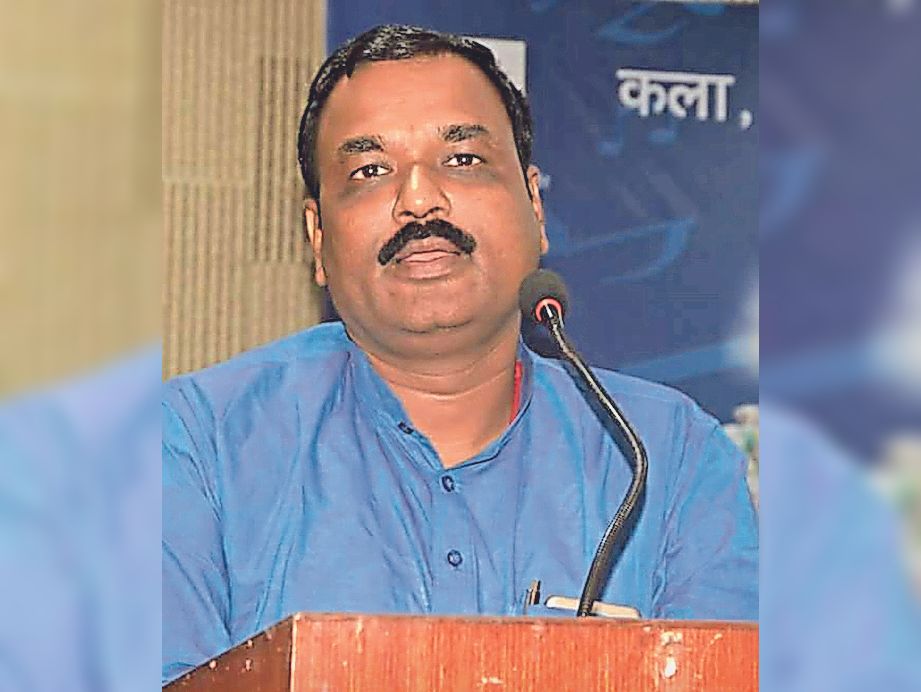 मंत्री कृष्ण कुमार ऋषि।