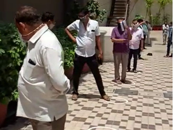 Wine shop started in Rajkot, only one entry at a time, people put a