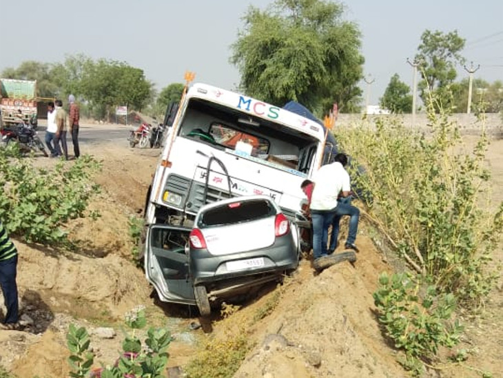 ट्रेलर का कैबिन कार पर चढ़ गया। इससे कार आगे से पिचक गई।