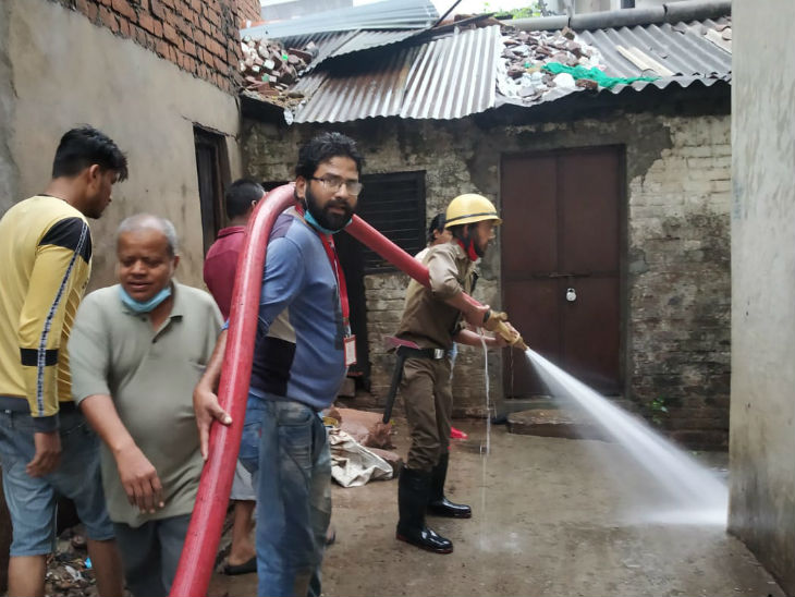 धमाकों के कारण और आग भड़क रही थी। फायर ब्रिगेड की टीम को ताले तोड़ने पड़े।