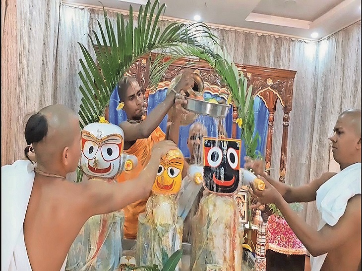 स्नान के बाद भगवान जगन्नाथ, भाई बलभद्र बहन सुभद्रा संग 15 दिन के लिए