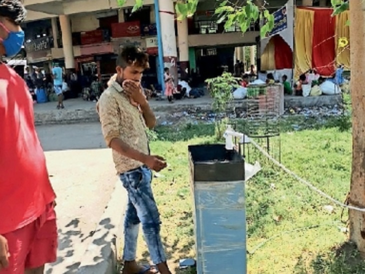 बिलासपुर में तिफरा बस स्टैंड में मजदूर आ रहे हैं, यह जानते हुए भी यहां कोई व्यवस्था करने में प्रशासन की दिलचसपी नहीं है।