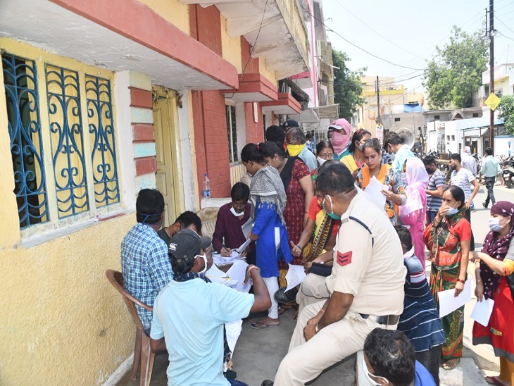 विस्थापन के लिए प्रक्रिया पूरी करने के लिए भी लोगों की भीड़ जमा होती रही।