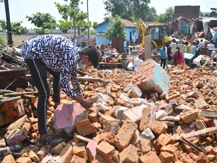 प्रशासन ने जब इस युवक का मकान तोड़ दिया तो कुछ बर्तन घर में ही थे, यह उन्हें उठाकर ले जाने की मशक्कत करता रहा।
