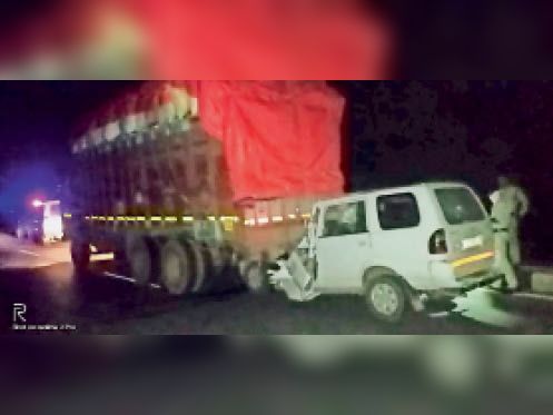 Car Stuck In Electric Pole In Chhattisgarh Dhamtari | धमतरी में हादसा ...